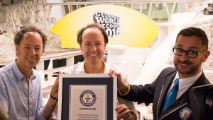 on links nach rechts: Gerrit Braun, Frederik Braun und Marco Fregatti (Guiness World Records) präsentieren stolz die Urkunde - Quelle: MiWuLa Hamburg [b]